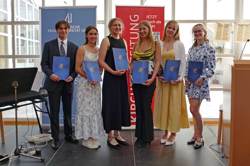Foto: Die KUL-Preisträger:innen 2026. Von links: Raphael Gruber (Anerkennungspreis Philosophie), Rahel Damsa (KUL-Preis Religion/Theologie), Valentina Bürgler (KUL-Preis Philosophie), Ronja Blumenschein (KUL-Preis Kunstwissenschaft), Solveig Berger-Joham (Anerkennungspreis Religion/Theologie), Jennifer Nussbaumer (Anerkennungspreis Kunstwissenschaft). © KU Linz/Kathrin Haselgrübler