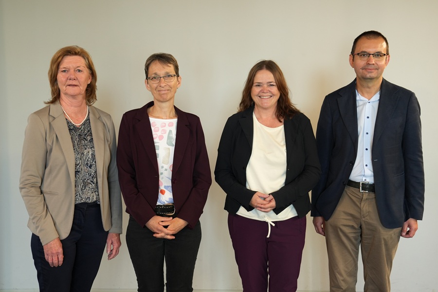 Foto: a.o. Univ.-Prof.in Dr.in Danielea Deufert vom Institut für Pflegewissenschaft, Univ.-Prof.in Dr.in Elske Ammenwerth vom Institut für Medizinische Informatik und UMIT TIROL-Rektorin Priv.-Doz.in Dr.in Margit Raich konnten am Universitätscampus in Hall den Leiter des Forschungskonsortiums D-CREDO Prof. Andrzej A. Kononowicz, PhD von der Jagiellonian Universität (Polen) und die europäischen Projektpartner*innen begrüßen. © UMIT Tirol