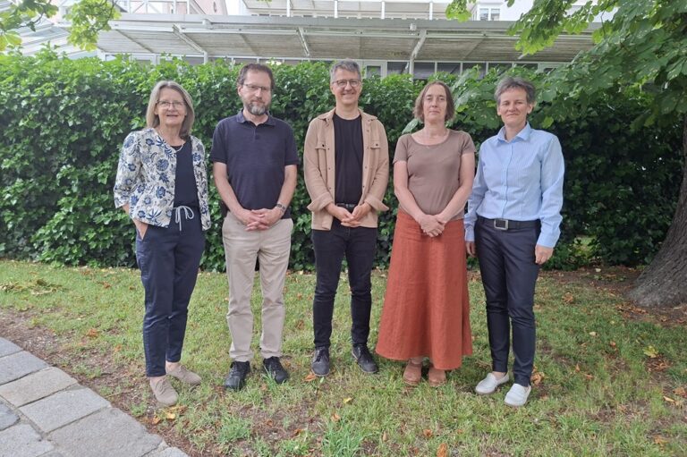 Foto (v. l. n. r.): Mag.a Brigitte Gruber-Aichberger PMM (Pastoralrat Diözese Linz), Mgr. Karel Šimr, Ph.D. (Südböhmische Universität in Budweis), Prof. Dr. Bernhard Bleyer (Universität Passau), Ass.-Prof.in Dr.in Lucie Kolářová (Südböhmische Universität in Budweis), Univ.-Prof.in Dr.in Klara Csiszar (Vizerektorin und Dekanin der Theologischen Fakultät der KU Linz) © KU Linz