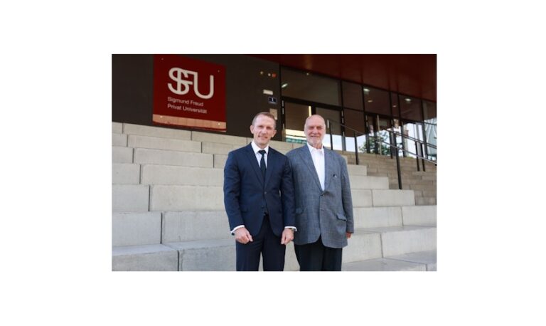Foto (v. l. n. r.): Kevin Lynch, Managing Director von Skilled Education mit Univ.-Prof. Dr. Alfred Pritz, Gründungsrektor der SFU © Nick Rainer