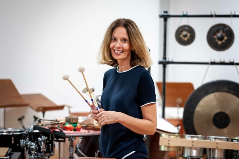 Percussionistin aus Leidenschaft:  Ulrike Stadler wird mit ihrem Ensemble die Joseph Haydn Privathochschule in Bewegung bringen. © Michael Sticher