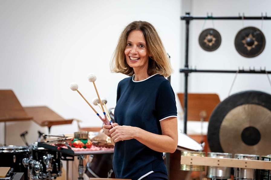 Percussionistin aus Leidenschaft: Ulrike Stadler wird mit ihrem Ensemble die Joseph Haydn Privathochschule in Bewegung bringen. © Michael Sticher