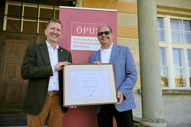 Foto: Überreichung der Ehrenmitgliedschaft durch ÖPUK Vorsitzenden Martin Rummel an Ehrenmitglied Karl Wöber © Victor Marin