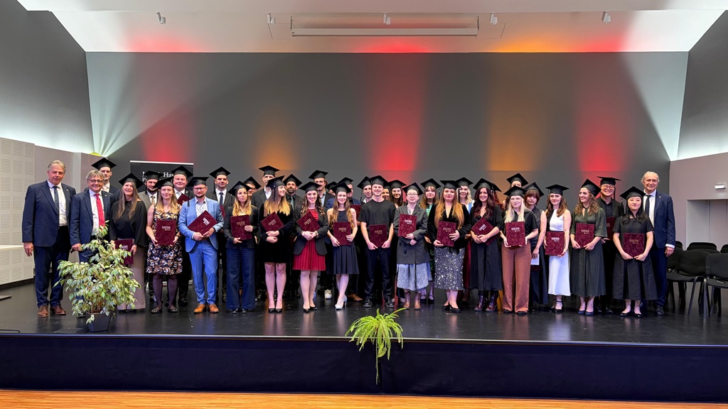 Foto: Die Absolvent*innen bei der Sponsion mit Rektor Gerhard Krammer, GF Michael Gerbavsits und Dekan Günther Kleidosty. © JHP