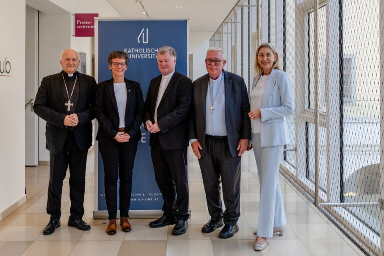 Foto (v.l.n.r.): Kardinal Dr. Ladislav Nemet SVD, Univ.-Prof.in Dr.in Klara A. Csiszar, Diözesanbischof Dr. Manfred Scheuer, Kardinal Dr. Jean-Claude Hollerich SJ, Mag.a Hermine Eder (KU Linz, Moderation). © Diözese Linz / Johannes Kienberger
