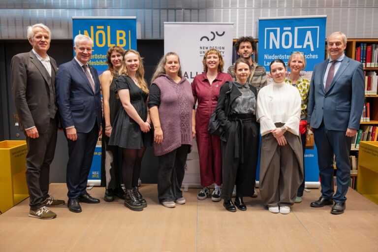 Pressefoto: v. li. nach re. Rektor Christoph Wecht, Landesrat Anton Kasser, Rosa Breitenthaler, Anna Gnadl, Dagmar Holley, Stefanie Karner, Cornelia Malli, Lukas Kosch, Nadine Wolfram, Uta Schneider, Vizepräsident Christian Moser Foto: © Roland Jedenastik, NDU