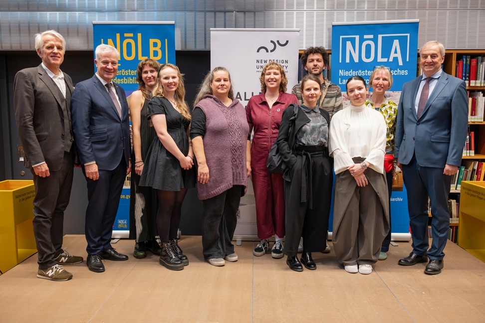 Pressefoto: v. li. nach re. Rektor Christoph Wecht, Landesrat Anton Kasser, Rosa Breitenthaler, Anna Gnadl, Dagmar Holley, Stefanie Karner, Cornelia Malli, Lukas Kosch, Nadine Wolfram, Uta Schneider, Vizepräsident Christian Moser Foto: © Roland Jedenastik, NDU