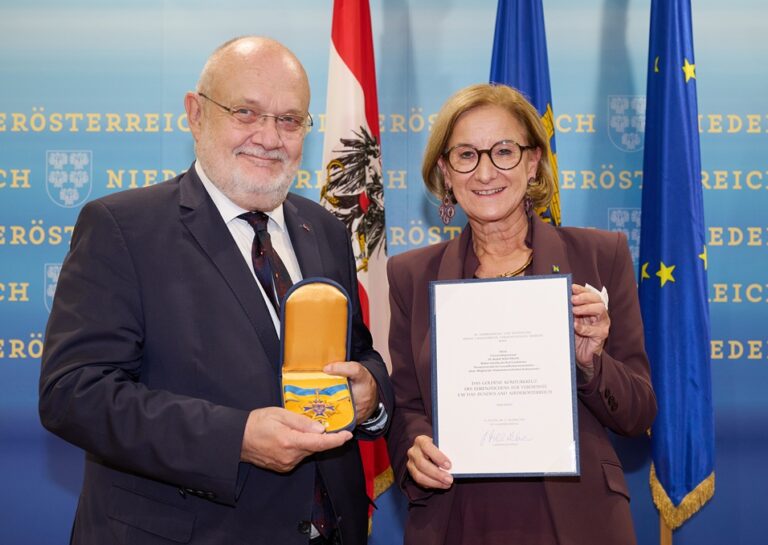 Foto: Gründungsrektor Rudolf Mallinger und Landeshauptfrau Johanna Mikl-Leitner © NLK Pfeiffer
