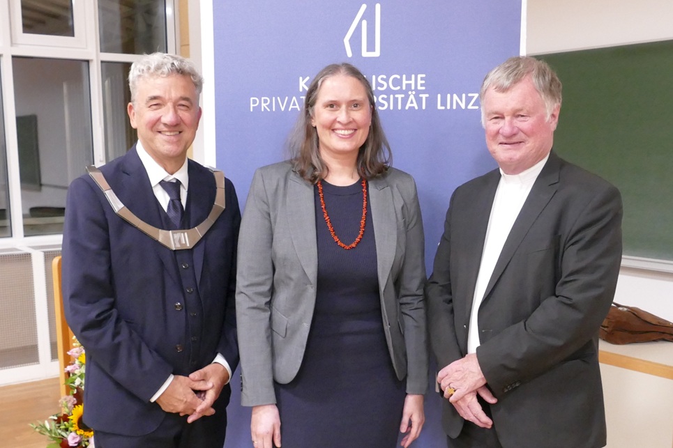 Foto (v. l. n. r.): Rektor Univ.-Prof. Dr. Michael Fuchs, Univ.-Prof.in Dr.in Elisabeth Fritz, Bischof Dr. Manfred Scheuer. © KU Linz